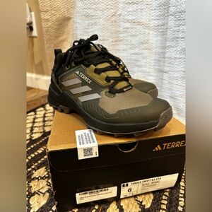 Terrex Adidas women’s 6 NWT